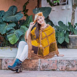 Poncho tejido con lana de Guanaco y lana teñida con curcuma completa boina tejida en crochet